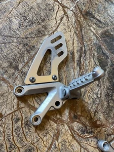 APRILIA TUONOI V4 1100 fábrica OEM estribo lateral izquierdo soporte de montaje - Imagen 1 de 8