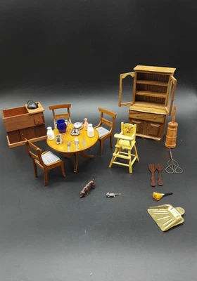Mesa de comedor miniatura para casa de muñecas, sillas, armario, lavabo seco y + Shackman de madera  Foto 1 de 4