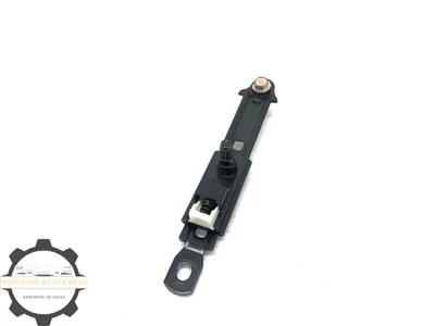 Ajustador de altura del cinturón de seguridad izquierdo Infiniti Q70 Q70L M37 M56 2011-2019 Foto 1 de 4