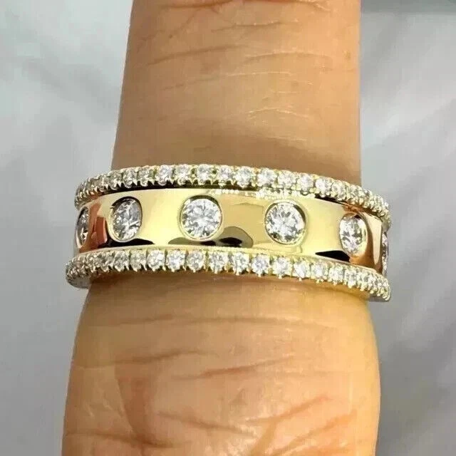 Anillo de eternidad de boda redondo de diamantes simulados de 2,40 quilates enchapado en oro amarillo de 14 quilates para hombre Foto 1 de 4