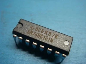 (5) TI SN74HC161N 4-BIT BINÄRZÄHLER 1 ELEMENT POSITIVE KANTE 16 PIN DIP - Bild 1 von 3