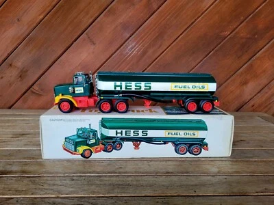 Camión remolque de caja Hess 1977-78 camión de gasoil con caja para reparación Foto 1 de 4