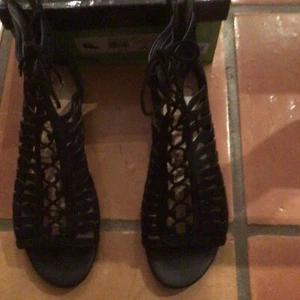 Sandalia Sam Edelman Daleece negra gamuza cremallera trasera talla 9,5 - Imagen 1 de 5
