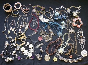 Costume Jewellery Necklaces and Bracelets Flowers / Mixed Colour Bundle 1.28kg - Picture 1 of 14