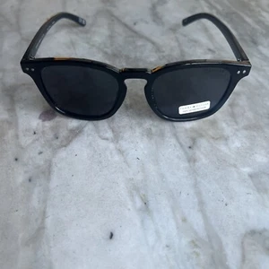 Tommy Hilfiger OU578 schwarze Schlüsselloch-Sonnenbrille schwarze Gläser - Bild 1 von 14