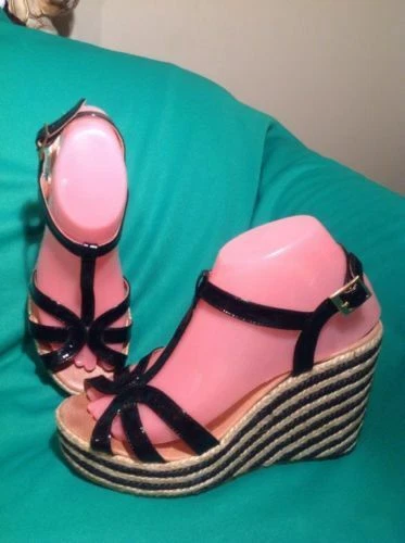 ANDRE ASSOUS 7.5M ESPADRILLE WEDGE T-STRAP CREAM/BLACK PATENT LEATHER SANDALS  - Image 1 of 4