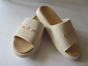 Nuevo tobogán informal Bebe Comfort beige con plantilla color tostado con logotipo Bebe - Imagen 1 de 5