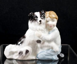 Sehr süße königliche Doultonfigur ~ Best Friends ~ HN3935 ~ Junge kuschelnder Hund - Bild 1 von 3