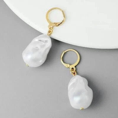 Baroque White Pearl Drop Pearlcore Gold Huggie Dangle Earrings NEW - Изображение 1 из 4