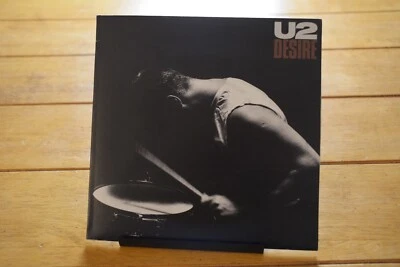 U2 "DESIRE / HERE SHE COMES" 45 RPM 7" EX RECORD + PS GATEFOLD [D44-15] - Image 1 of 4