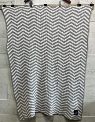 Manta para bebé Chevron gris y blanca tejida Australia Living Textiles súper suave nueva sin etiquetas Foto 1 de 4