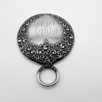 Espelho de mão Repousse Scroll Wallace prata esterlina mono ERS - Imagem 1 de 3