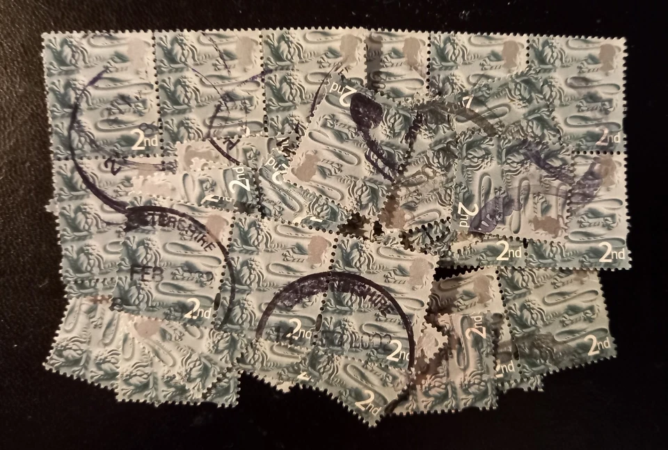 100 England regional used definitive postage stamps (2nd class face value) - Image 1 of 1