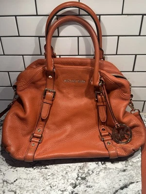 Bolso de Mano Michael Kors Naranja Dorado Herrajes Excelente Estado Usado  Foto 1 de 4