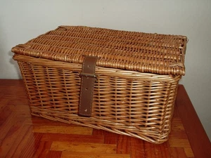 BUCKLE FASTEN WICKER BASKET PICNIC OR GIFT BASKET 30 X 20 X 16CM - Picture 1 of 4