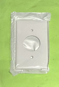 Leviton 88004 1-Gang White Single Receptacle Wall Plate Cover - Picture 1 of 2