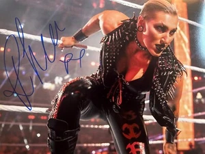 Foto firmada por Rhea Ripley WWE 8x10 Wrestlemania 37 entrar en el ring - Imagen 1 de 1