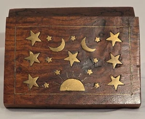 Coole himmlische dunkle Holzkiste mit Messing Sternen, Sonne, Mond - exquisites Design - Bild 1 von 12