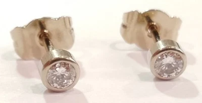 18ct white gold & Diamond stud earrings, 3mm  round, bezel set white diamonds. - Image 1 of 4