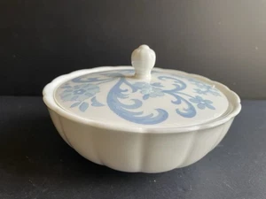 Wedgwood Blue Tapestry For Elizabeth Arden Bone China Trinket Pot Bowl Box - Imagen 1 de 6