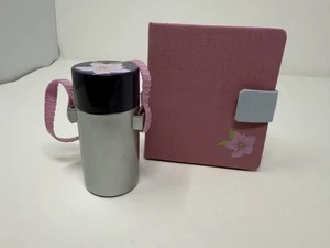 Forniture scolastiche American Girl of Today - thermos, forchetta, raccoglitore, completo - come nuovo - Foto 1 di 6