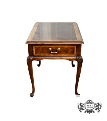 Mesa lateral vintage Thomasville estilo Queen Anne burl e mogno - Imagem 1 de 4