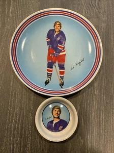 Set piatti ceramica 8 1/4" Vic Hadfield New York Rangers NHL Goebel 1972 vintage - Foto 1 di 3