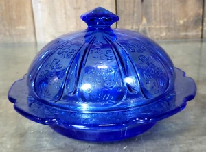De colección Jeanette Vidrio Azul Cobalto Cubierta Mantequilla Cerezo Flor Depresión 6” - Imagen 1 de 7