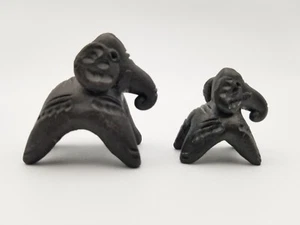 Par de pequeñas estatuillas de elefante de cerámica negra hechas a mano - Imagen 1 de 9
