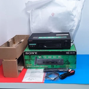 NUOVO Sony SLV-N500 VHS VCR Lettore HiFi Stereo Videoregistratore Vintage NOS - Foto 1 di 16