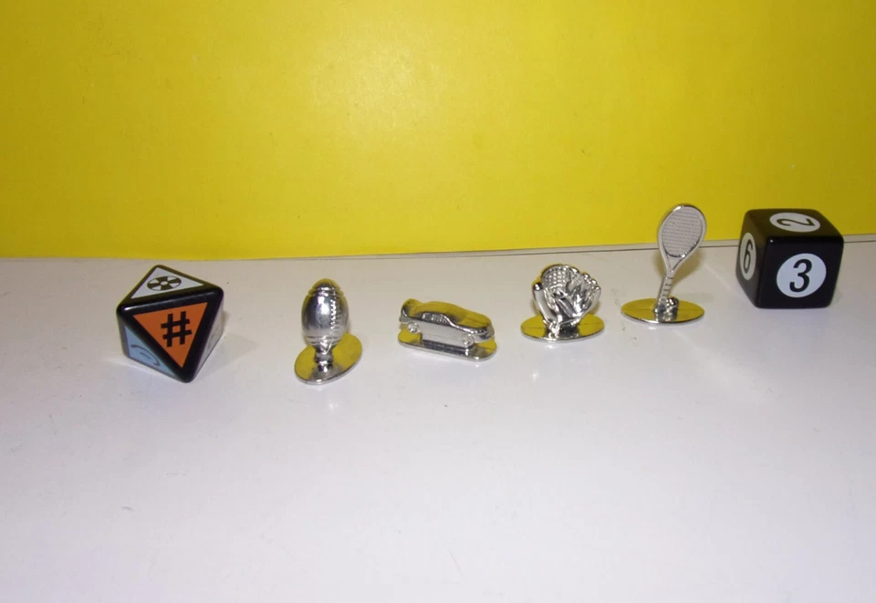 Mattel Tokens SCENE IT ESPN Sports/Monopoly METAL Race Car - Guante - Tenis Foto 1 de 1