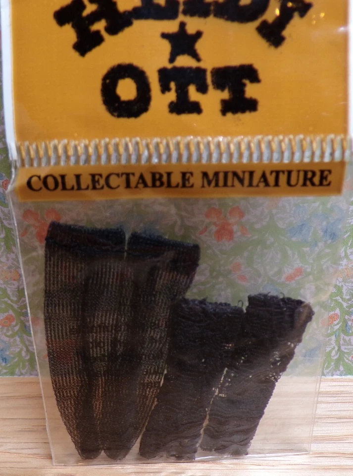 Calcetines y guantes blancos miniatura para casa de muñecas de Heidi Ott Foto 1 de 1