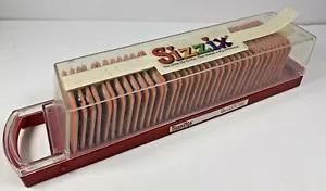 Juego de troqueles de alfabeto de letras de graffiti SIZZIX 35 y estuche para máquinas de rodillos de elaboración - Imagen 1 de 9