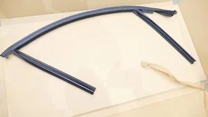 Guía de ventana BMW para puerta delantera derecha negra 51334400454 - Imagen 1 de 4