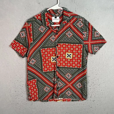 Camisa Topman Manga Corta Abotonada Talla Pequeña Estampado Geométrico Rojo y Verde Foto 1 de 4