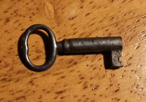 Llave pequeña esqueleto barril hueco latón viejo - Imagen 1 de 5