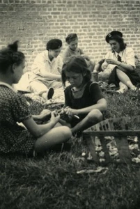 France Fives Lille Catholic Group Ames Vaillantes Origny en Thierache Photo 1946 - Foto 1 di 3