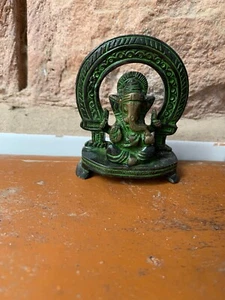 Estatua tradicional de latón Ganesha dios hindú estatua de latón Ganesha en Chowki - Imagen 1 de 15
