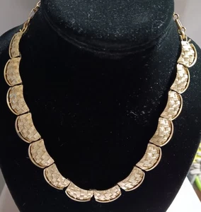 Vtg CORO Basket Weave Scalloped Gold Tone 16" Necklace - Picture 1 of 4