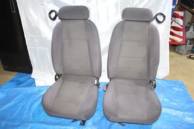 Par de asientos delanteros Ford Mustang 99-04 con receptores de cinturón de seguridad y reposacabezas Foto 1 de 4
