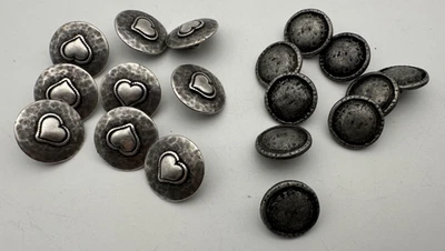 18x Metall Knöpfe 2 Designs Herz ca Ø20,m Nähen Handarbeit Ösenknopf - Bild 1 von 4