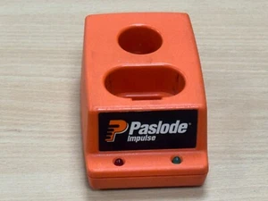 1 CARGADOR BASE ORIGINAL PASLODE NI CAD EXCELENTE ESTADO - Imagen 1 de 1