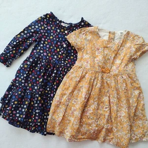Lote de 2 Vestidos de Algodón para Niñas 2T Corte Redondo OshKosh Estrella Estampado Floral Azul Marino Dorado - Imagen 1 de 11