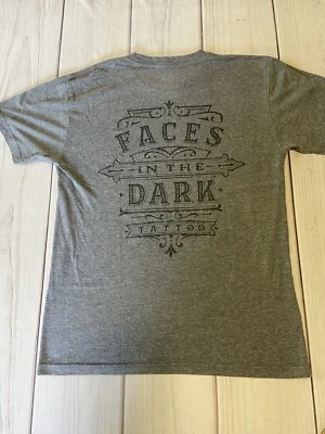 Next Level Apparel Para Hombres Mediano Gris Gráfico Camiseta Rostros en la Oscuridad Tatuaje Foto 1 de 4