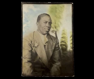 FOTOBOOTH DISTINTO UOMO NERO FOTO TINTA A MANO INTERESSE AFROAMERICANO - Foto 1 di 2