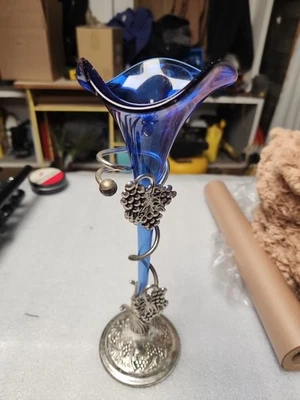 Florero azul cobalto con placa plateada con patas diseño de vid de uva de colección boho Foto 1 de 4