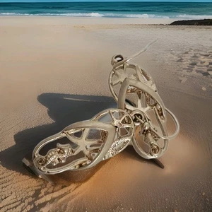 Periwinkle by Barlow goldfarbene maritime Flip Flops Ohrhänger - Bild 1 von 8