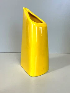 CARAFFA VINTAGE BROCCA CERAMICA SMALTO GIALLO LIMONE TRIANGOLARE 17,5 cm/h '60 - Foto 1 di 12