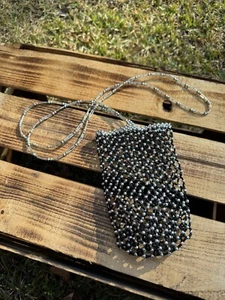 Support téléphone perles perles motif maille bandoulière noir argent - Photo 1 sur 4