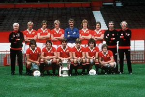 Manchester United FA Cup winners 1977 Manchester United Back row l- Old Photo - Picture 1 of 1